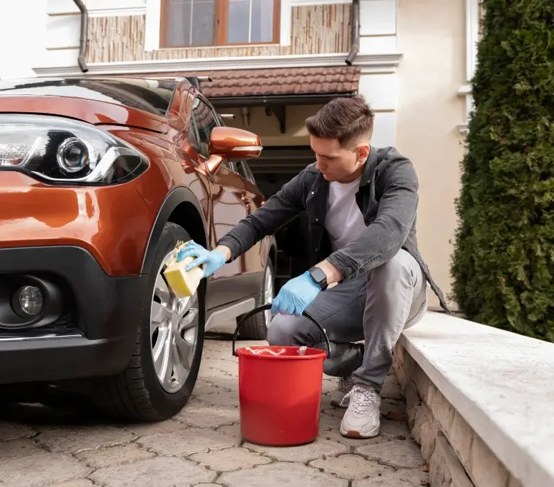 Lavage auto à domicile Cliousclat : professionnel intervenant sur un véhicule